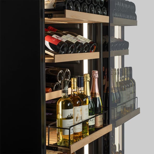 Detalle 2 de La Sommelière Vinoteca para 177 botellas VIP177EDITION con bandejas de madera
