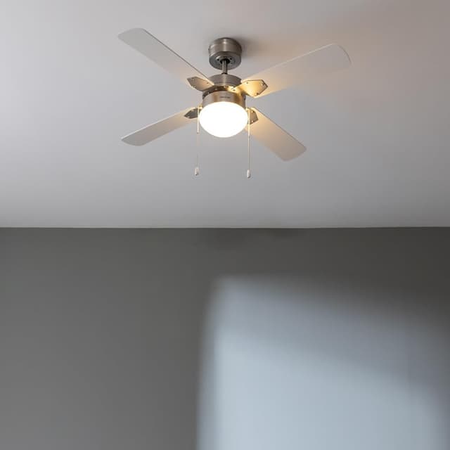 Detalle de Cecotec EnergySilence Aero 450 Ventilatore da soffitto con luce 50 W, 106 cm, 3 velocità e pale reversibili inverno/estate