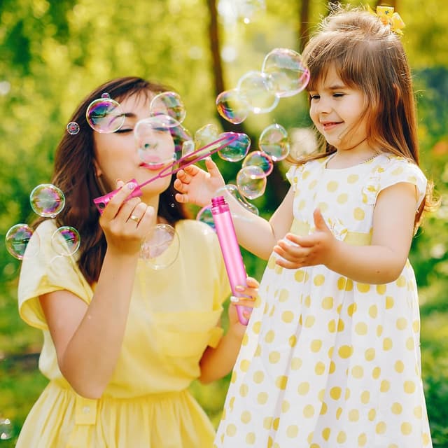 Detalle 2 de SpringFlower 48-Pack Bubble Wands (6 Colors) with Bubble Solution for Summer Parties