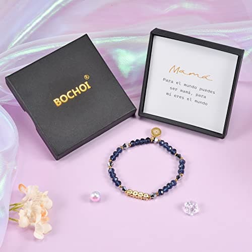 Detalle de BOCHOI pulsera Mamá con cristales de 8 mm y letras “Mamá” en caja regalo