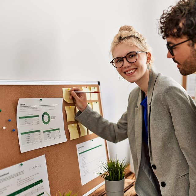 Detalle de Amazon Basics Notizbrett aus Kork mit Aluminiumrahmen, 90 x 60 cm (rechteckig, silber)