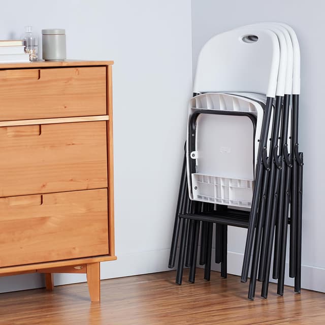 Detalle 2 de Amazon Basics Juego de 4 sillas plegables blancas 🪑 para camping y cocina