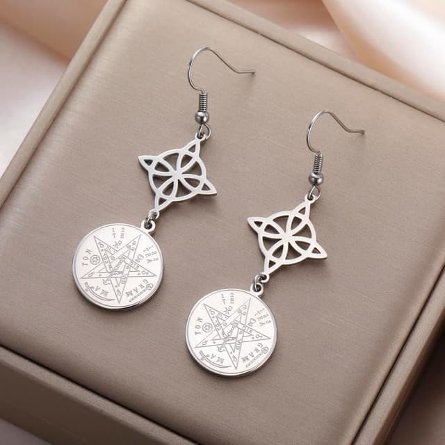 Detalle 2 de Dreamtimes Hexenknoten-Ohrringe mit Tetragrammaton- und Pentagramm-Anhänger aus Edelstahl