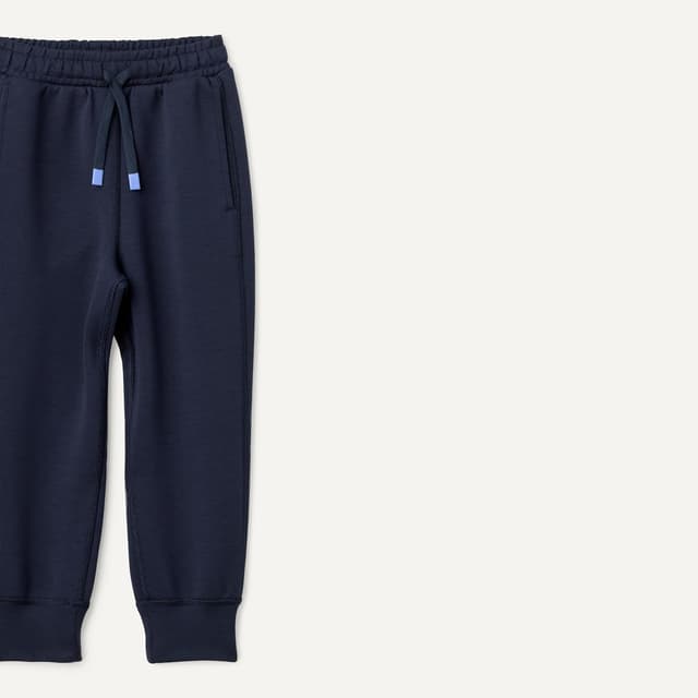 Detalle 2 de Amazon Essentials Boy’s Athletic Regular-Fit Workout Jogger Tracksuit Bottoms with Pockets, Active Sweat