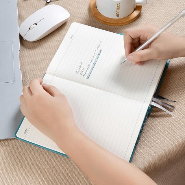 Detalle de HwxBen B5 Lined Hardcover Leather Journal Notebook (365 Pages) – Lavender