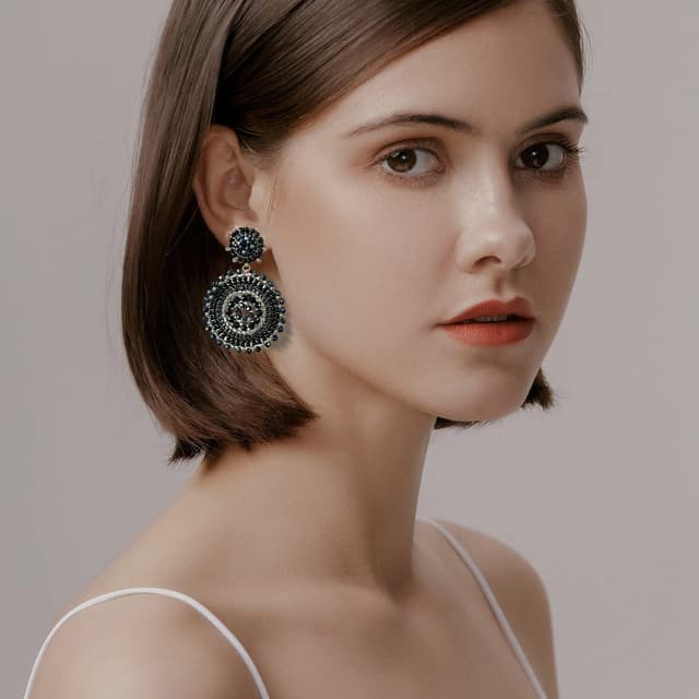 Detalle de Damen-Perlenohrringe im Bohème-Stil mit Rocailles & Anhänger – baumelnde Sommer-/Strand-Statement-Ohrringe