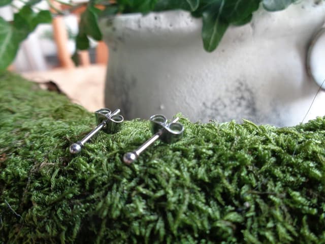 Detalle 2 de SILBER MINI PUNKT STECKER: kleine, zarte Punkt-Ohrstecker in Silberfarben