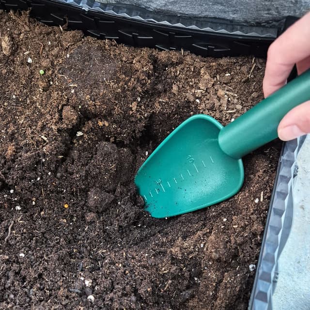 Detalle de COM-FOUR set di attrezzi da giardino in plastica da 4 pezzi: cazzuola lunga e stretta, rastrello e coltivatore