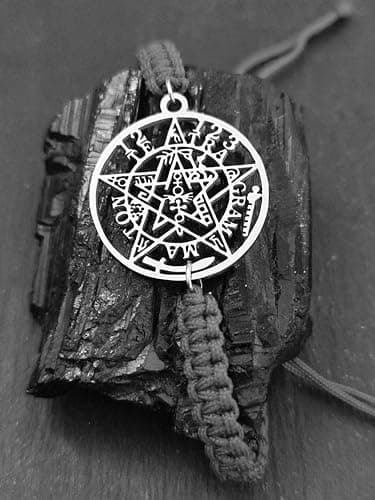 Detalle 2 de Simboliks Tetragrammaton pulsera protección