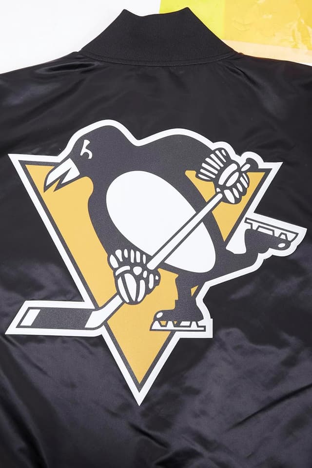 Detalle de Pro Standard Men’s NHL Classic Satin Jacket (Classic Satin collection)
