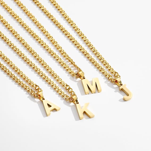 Detalle de Esmoly collana uomo a strati in acciaio 316L con catena cubana e spiga, lettere A–Z (argento/oro/nero)