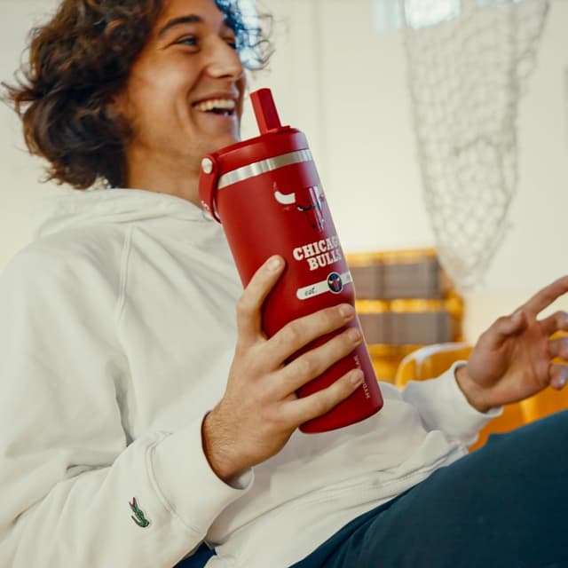 Detalle 2 de Hydrapeak x NBA 32 oz Stainless Steel Tumbler (Milwaukee Bucks) with Straw, Lid & Handle