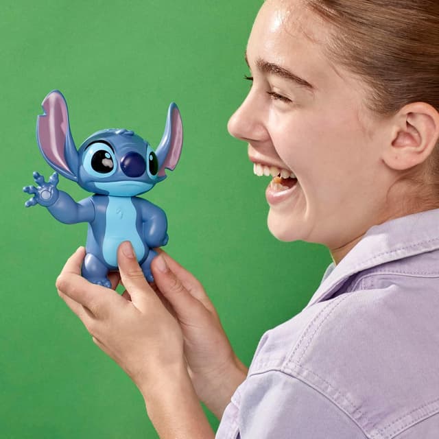 Detalle de Bop It! Disney Stitch Electronic interactive sequence game with Voice of Stitch (Ages 8+)