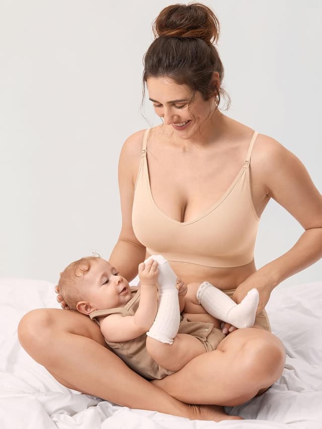 Detalle de MOMANDA seamless nursing bra bralette (wireless, non-padded) for breastfeeding and sleep