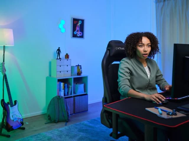 Detalle de Trust GXT 714 Ruya Gaming-Stuhl (schwarz) – mit verstellbarer Rückenlehne bis 180° und verstellbaren Armlehnen