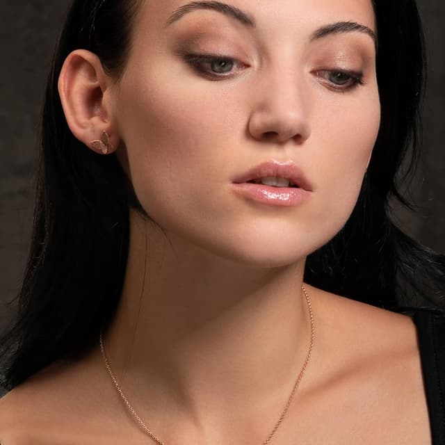 Detalle de Boucles d’oreilles Namana papillon brossé (puces) en plaqué or rose 9 carats, avec écrin cadeau