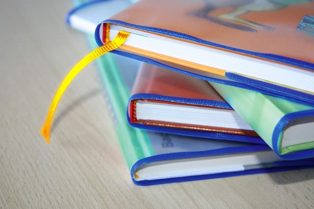 Detalle 2 de HERMA 7245 HERMÄX Classic Buchumschlag (24,5 x 44 cm) mit Namensetikett & Kantenschutz