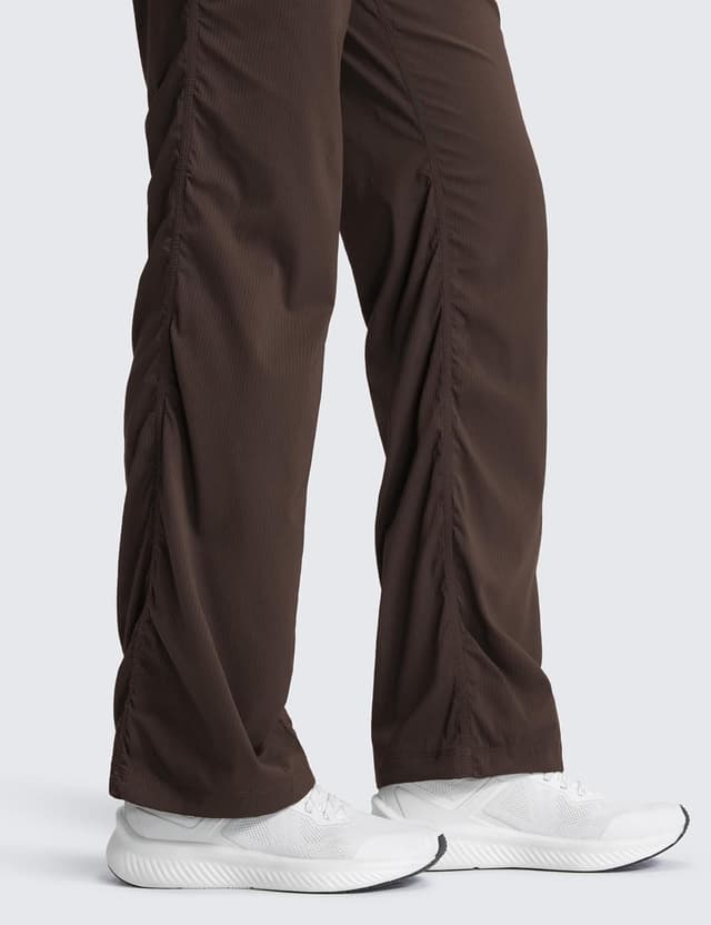 Detalle de CRZ YOGA Pantalons décontractés légers à poches pour femmes — légers, respirants et séchage rapide