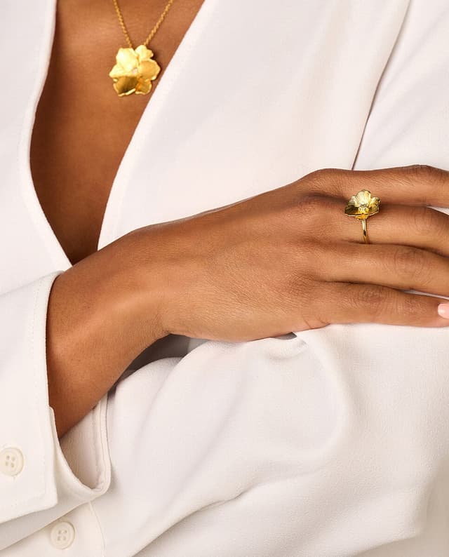 Detalle 2 de DPT Antwerp Anillo Botanique plata con diamante y perla 💍