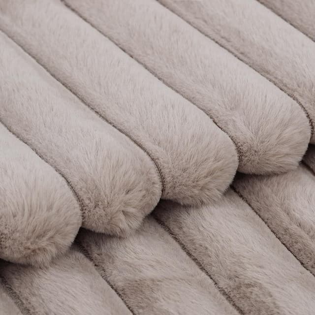 Detalle de Madizz set of 2 faux fur cushion covers (18x18 inch / 45x45 cm) in taupe