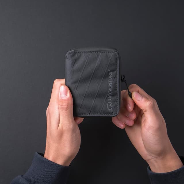 Detalle de Lifeventure X-Pac Zipped Bifold Wallet (RFID protected) | Zip closure travel wallet