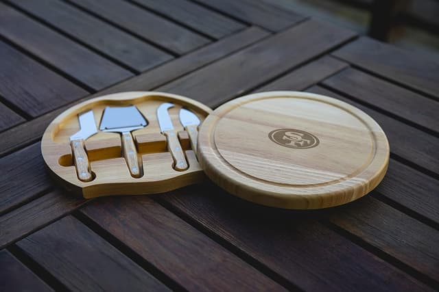 Detalle de NFL San Francisco 49ers Circo Cheese Board and Knife Set (Charcuterie Set) — Parawood Cutting Board