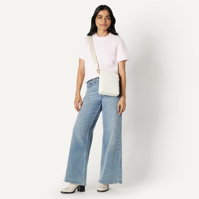 Detalle 2 de Amazon Essentials Women’s Small Faux Leather Casual Cross-body Bag with Webbing Strap