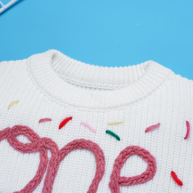 Detalle de EFOGEP unisex first birthday knitted sweater top with “One” embroidery detail