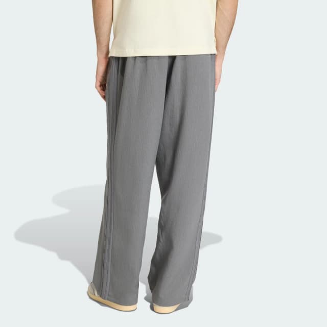 Detalle 2 de adidas PANTALÓN HOLGADO FIREBIRD PINSTRIPES gris: comodidad con caída suelta