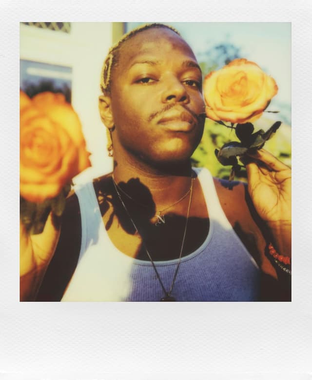 Detalle de Polaroid Flip Instant Camera + Color Film Bundle (16 Photos) — Black, Hyperfocal 4-Lens System, Sonar Autofocus, Bluetooth App