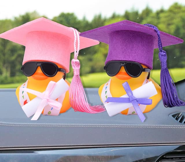 Detalle 2 de Mwmoeen Lustige Akademiker Gummiente mit Diplom – 2 Stück für das Auto-Armaturenbrett zur Abschlussfeier