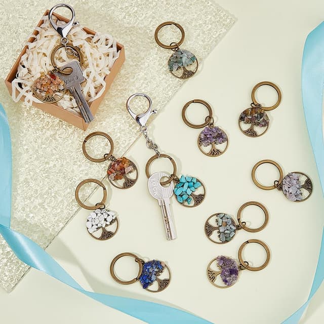 Detalle de SUPERFINDINGS 18-piece Tree of Life gemstone keychains in 9 colours (gemstone-style charm keyring set)