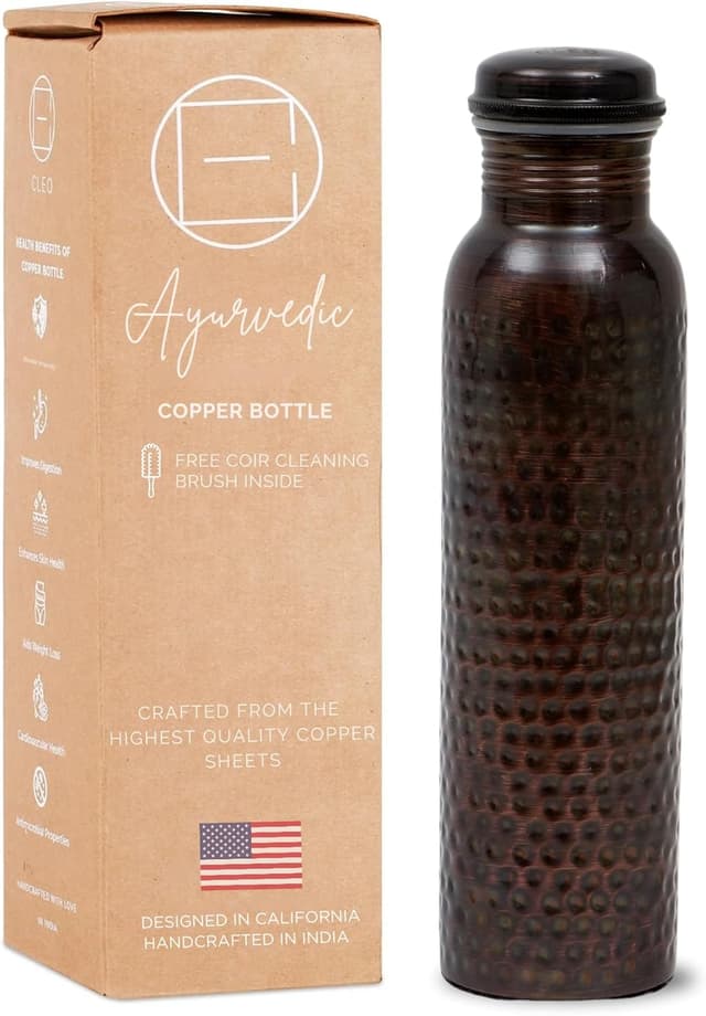 Detalle de AVA DESIGNZ hand-hammered black copper water bottle (950 ml) with leakproof lid & canvas bag set