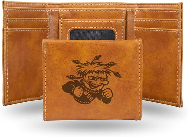 Detalle de NCAA Rico Industries Laser Engraved Trifold Wallet (Brown) with Team Logo