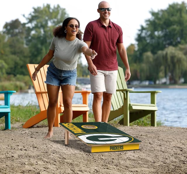 Detalle de YouTheFan NFL 2’ x 3’ All-Wood Cornhole Game with Logo Bags