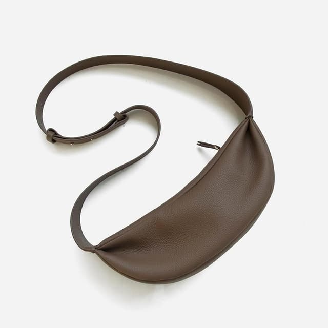 Detalle de DONNAIN genuine leather half-moon crossbody bag with adjustable strap