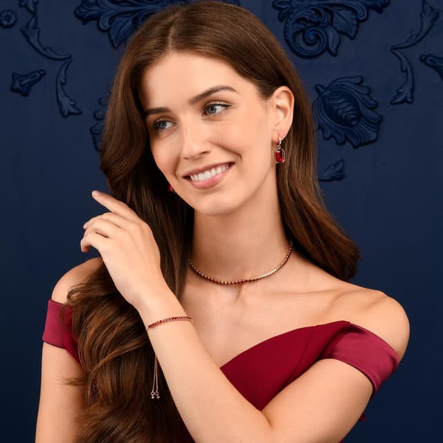 Detalle de ZAVANA grosses créoles femme en acier inoxydable plaqué or avec pendentifs rectangulaires et cristaux rouges