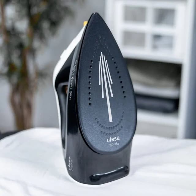 Detalle de Ufesa PV3650 Mérida plancha de vapor 3000 W