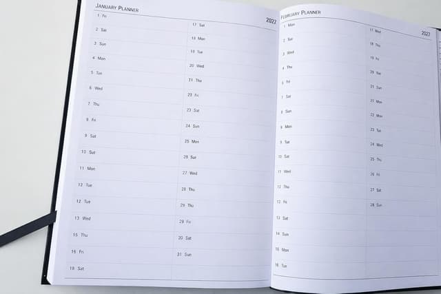 Detalle de Top Sale A4 2026 Day-Per-Page Diary with Hardcover Casebound Cover (Navy) and Weekend Pages