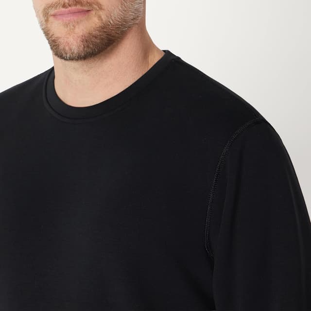 Detalle 2 de Felpa girocollo in tessuto tecnico traspirante Amazon Essentials (vestibilità comoda uomo)
