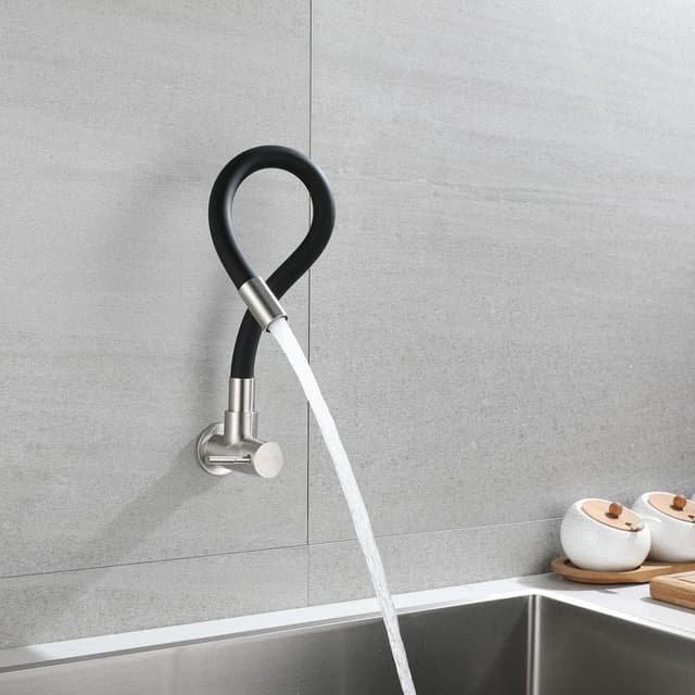 Detalle de HomeLava Rubinetto a muro acqua fredda nero con tubo flessibile in silicone (girevole 360°)
