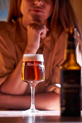 Detalle de Mahou Maestra Doble Lúpulo: pack de 12 latas de 33 cl (7,5% vol), lager tostada de sabor intenso