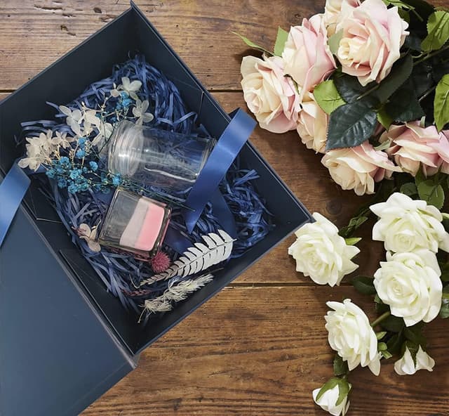 Detalle de Large Blue Gift Box 33x26x11cm with Magnetic Lids and Silk Ribbon – Present, Birthday & Holiday Packaging