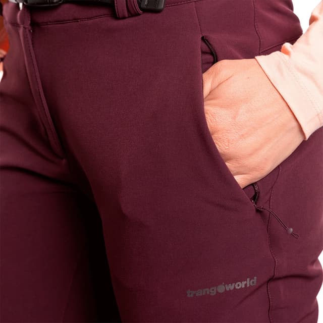 Detalle de Trangoworld Olukai para mujer: pantalón técnico de senderismo con poliéster reciclado y elastán