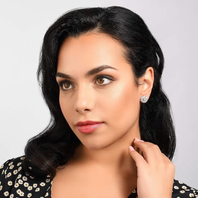 Detalle de ZAVANA Orecchini grandi da donna con zirconi cubici a bottone (design a fiore) in oro o argento