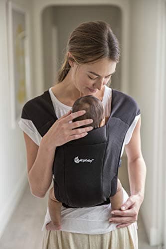 Detalle 2 de Ergobaby Embrace - Mochila Portabebé Negra 🖤