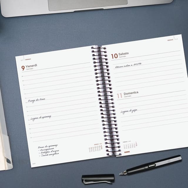 Detalle de Finocam Agenda Spirale 2026, 12 mesi gennaio–dicembre con elastico e 1 giorno per pagina (italiano, blu)