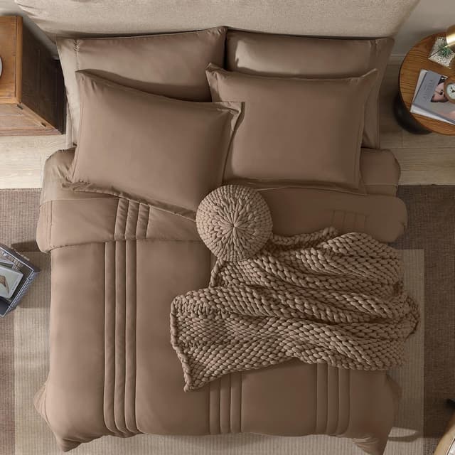 Detalle de Monbix King Size Comforter Set (7 Pieces) in Raw Umber Bed in a Bag