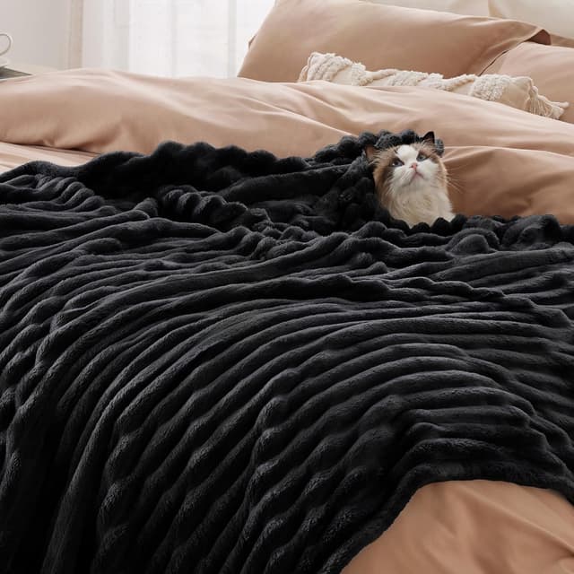 Detalle 2 de Bedsure Fluffy Fleece Throw Blanket (150x200 cm) in Black – cosy sofa and bed throw for women and girls