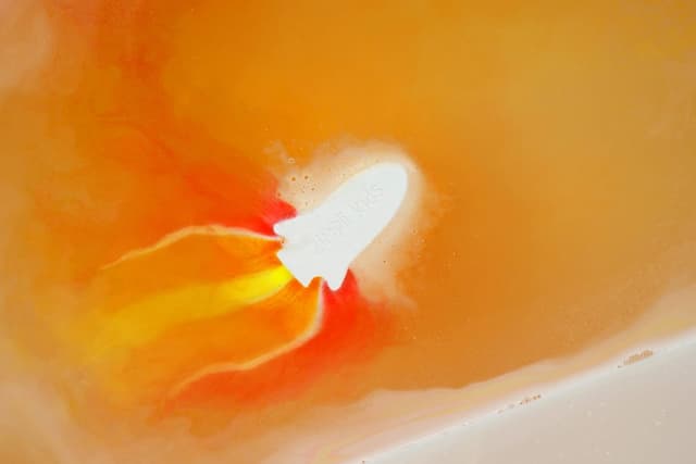 Detalle 2 de Lot de 3 grandes bombes de bain ZIMPLI Rocket (effet flamme pétillant) – jouets de bain pour enfants